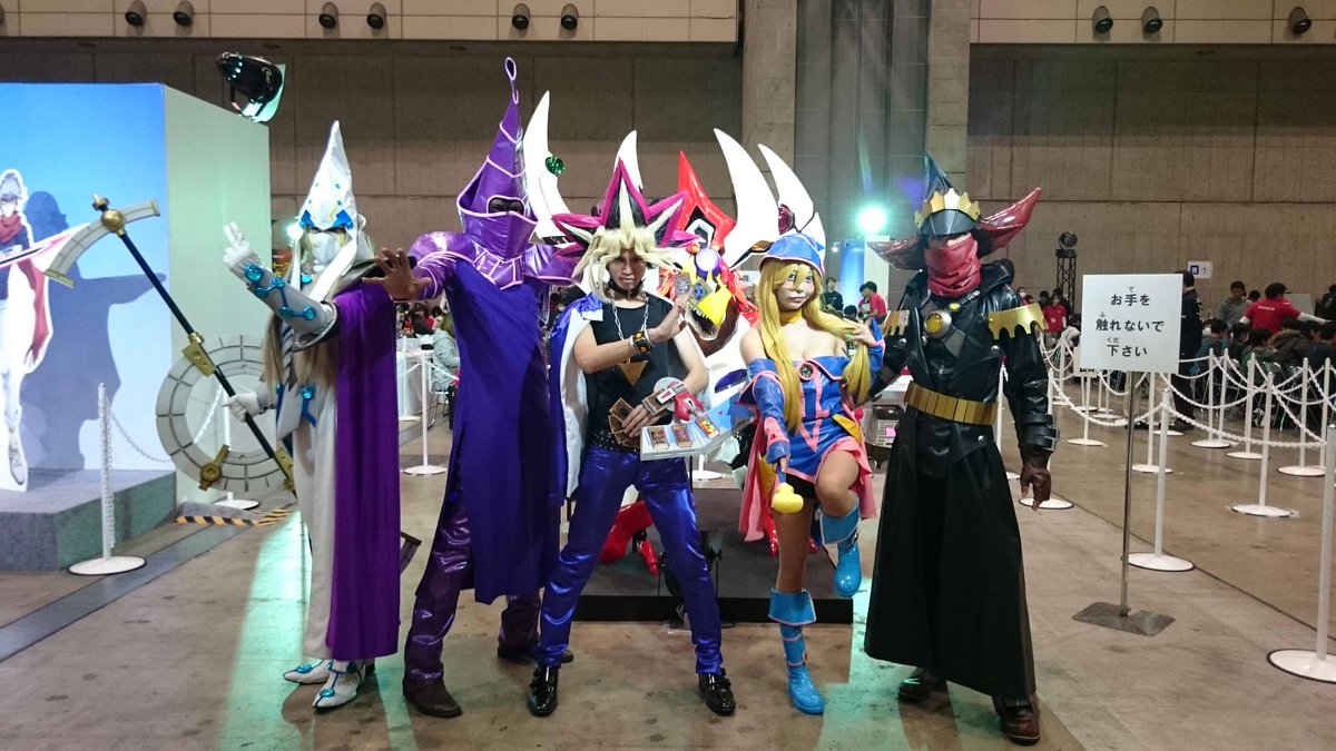 フォメル Twitterissa 遊戯王のコスプレ3人組でジャンフェスの遊戯王ブース遊びに行ってきたけど 決闘者たちの反応が色々とやばかったですwwブースのスタッフさんが時読みと星読みのコスしてたので一緒に撮らせて頂いた P召喚ごっことても楽しかった Konami感
