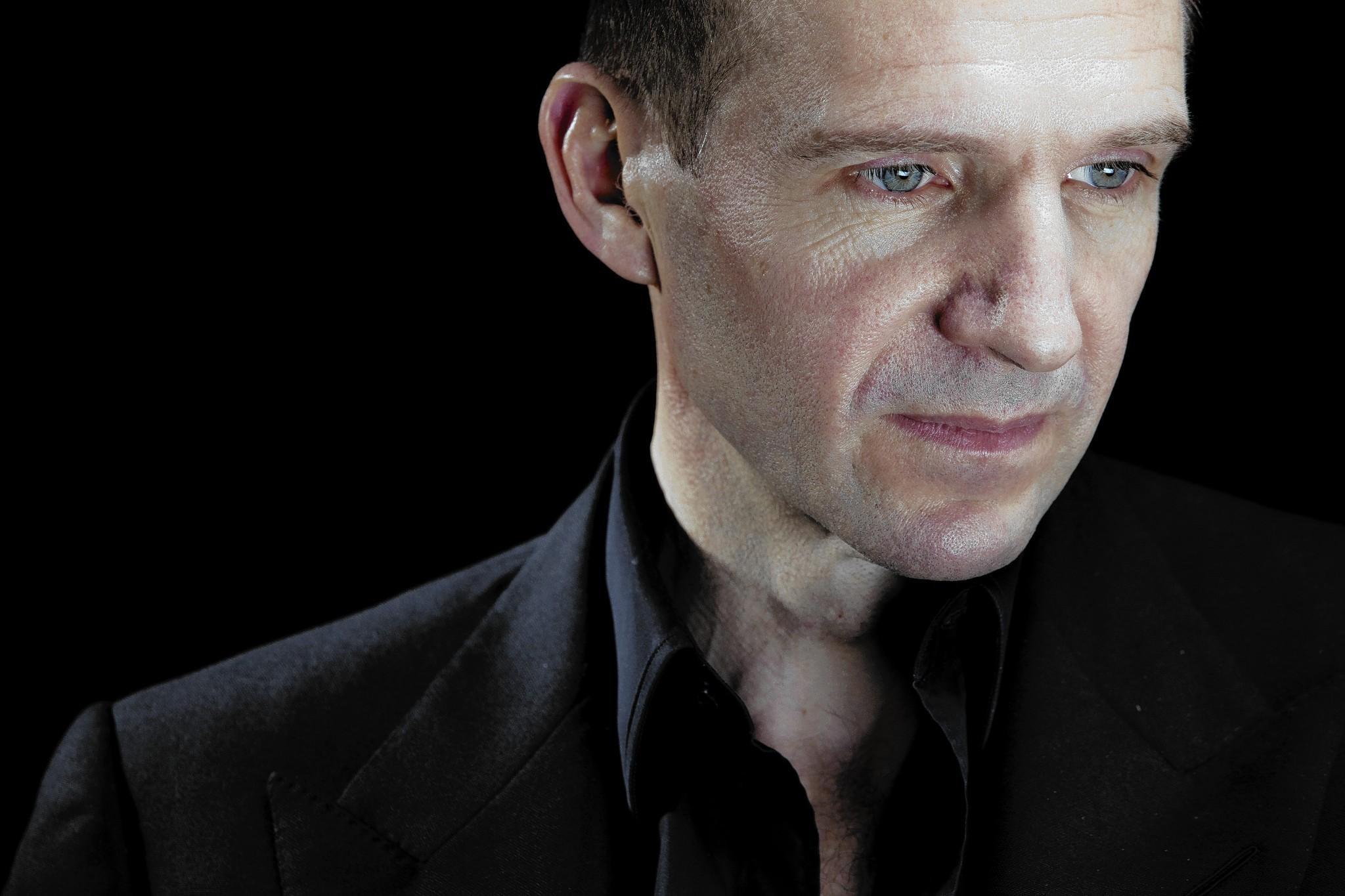 Muy buenos y frios días. Felicidades a Ralph Fiennes un grandisimo actor que hoy cumple 52 años
Happy birthday Ralph! 