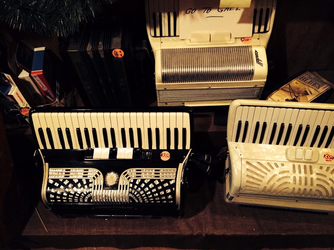 Saw these beauties at the sf dickens fair...brought back big chi town memories 😊🎼🎹🎶🎵