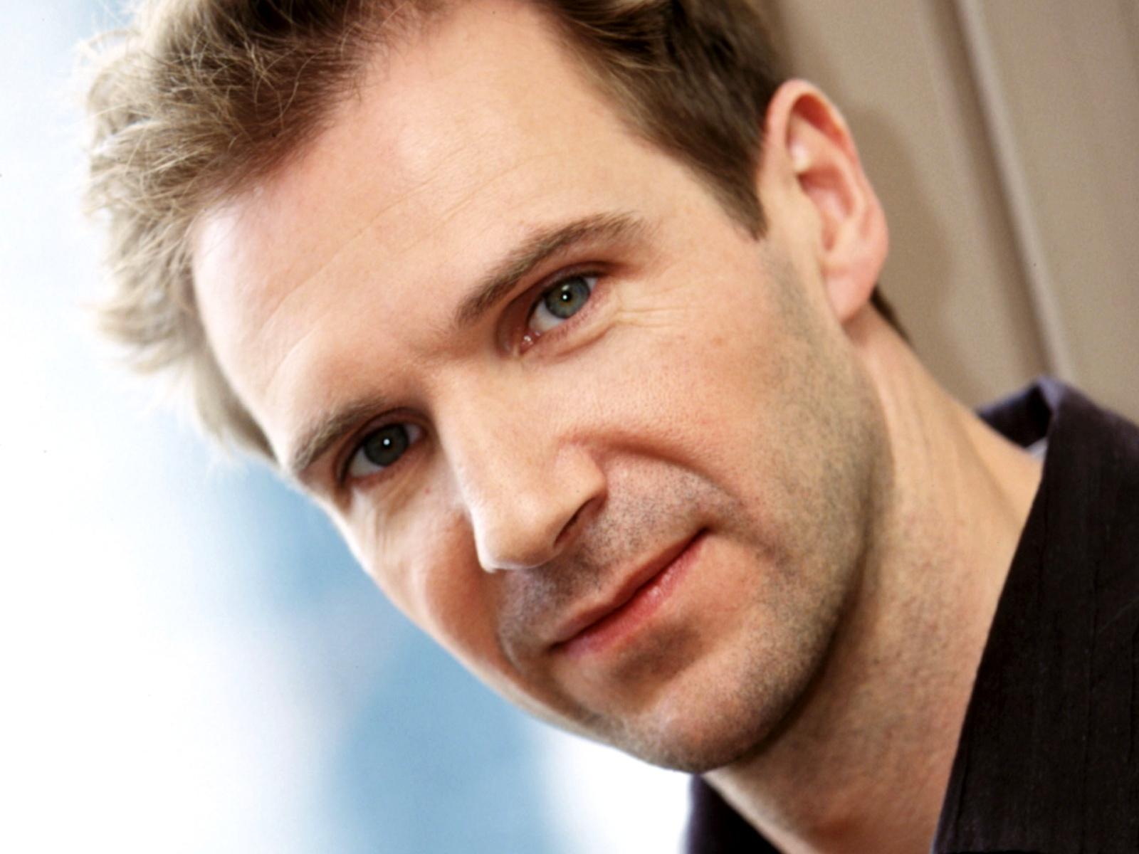 Happy Birthday, Ralph Fiennes!!  ...de parte de sus fans 