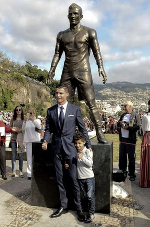 "<a href="/TimesLIVE/">Times LIVE</a>: Ronaldo unveils statue of himself in Portugal timeslive.co.za/sport/soccer/2… " this is too soon smh