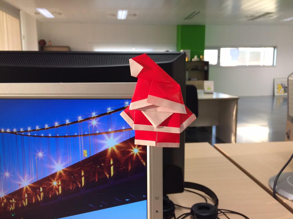 jc_saap's tweet photo. Llegar a @factorsim y encontrarte la ambientación navideña que se ha currado @NatEguzkilorea #officefacts http://t.co/rmkz78UAsD