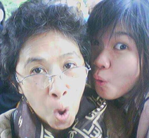 SaniEffendy's tweet photo. #IbukuItu super gokil, biar kita terpaut 40tahun namun beliau tetap berjiwa muda yippieeee i love u mom @Telkomsel http://t.co/Xss7GVjzkH
