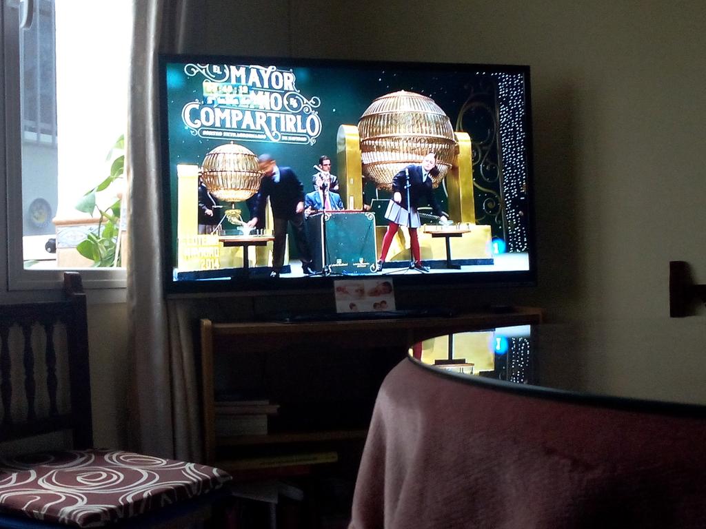ainhoastp's tweet photo. @rtve en casa viendo la loteria calentitos http://t.co/M3rFS1B3z4