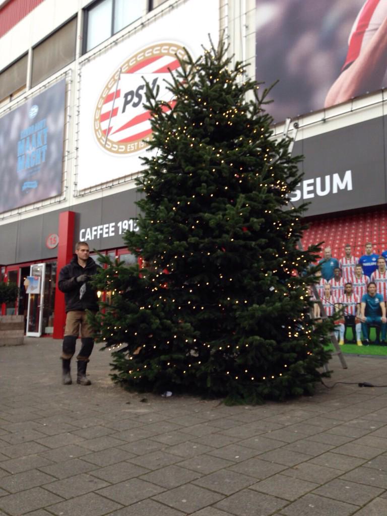 De PSV-kerstboom staat! Kom jij langs? Tussen 12.00 en 13.00 uur zijn Willy van der Kuijlen en @BVanaerle er ook!