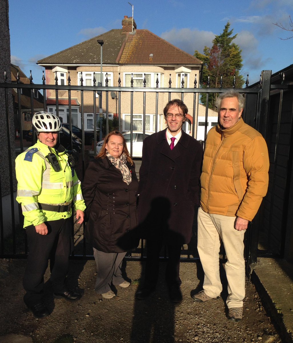 MPSRedbridge's tweet photo. #alleygate - no longer an access route to commit crime thanks to its residents #workingtogether #community #burglary http://t.co/TFCoAH2ged