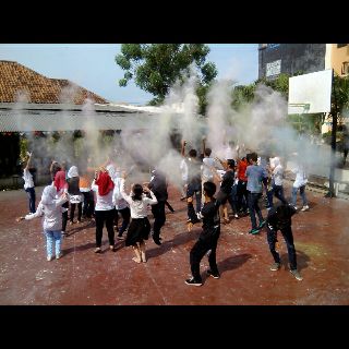 rstdinar's tweet photo. Re-Nindya Colour Party <=-P http://t.co/h103p9tWgn