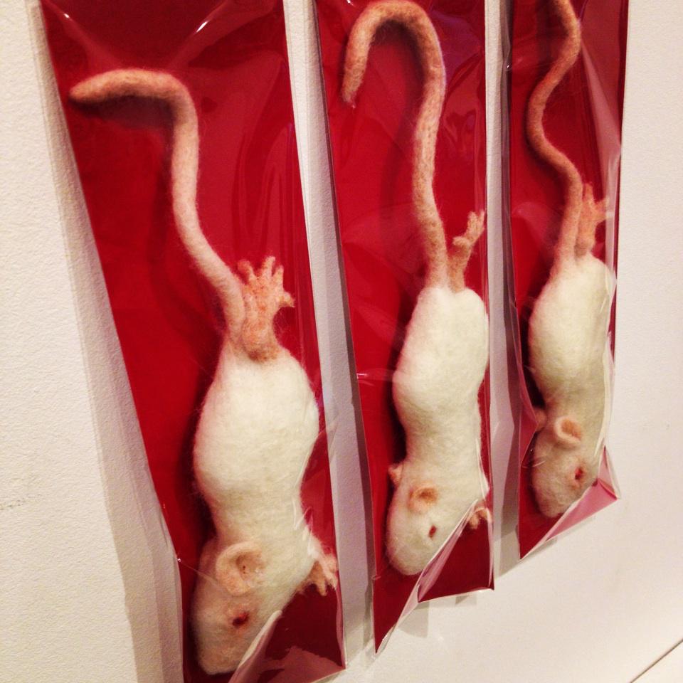 ポポタムpopotame포포타무 白い展示の作品をご紹介 こちらはのそ子さんの白ネズミブローチ 羊毛フエルトでこの質感 ネズミの顔もひとつひとつ違います ジャケットやコートの胸に忍ばせてみるのはどうでしょう Http T Co N7yzb75sfv Twitter ポポタムpopotame포포타무 白い展示の作品をご紹介 こちらはのそ子さんの白ネズミブローチ 羊毛フエルトでこの質感 ネズミの顔もひとつひとつ違います ジャケットやコートの胸に忍ばせてみるのはどうでしょう Http T Co N7yzb75sfv Twitter