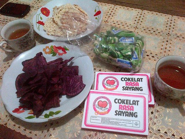 alumery's tweet photo. ‾‾ƪ( ˘⌣ƪ)  oleh2 dari Bandung,,,trimss. http://t.co/ah9lyz4SvH
