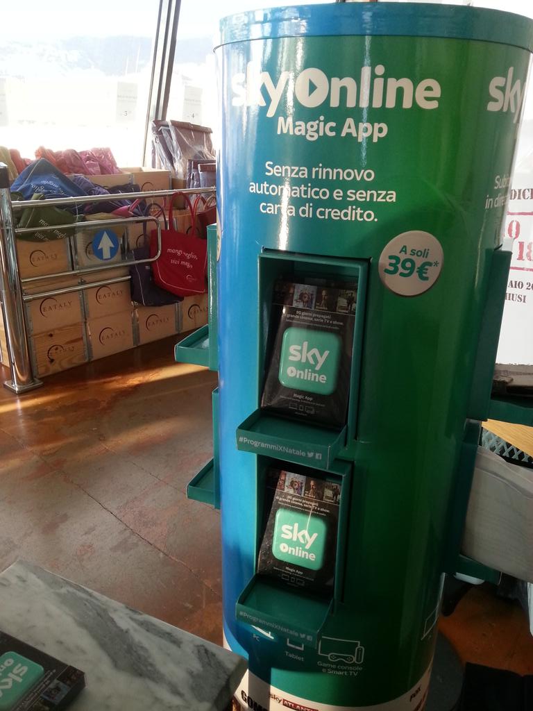 ale_mari08's tweet photo. Ci trovate da @EatalyIT Genova vicino al bar coi #programmiXnatale @SkyOnline ! http://t.co/60tt23egXD vi aspetto! http://t.co/BhV5dTXFhI
