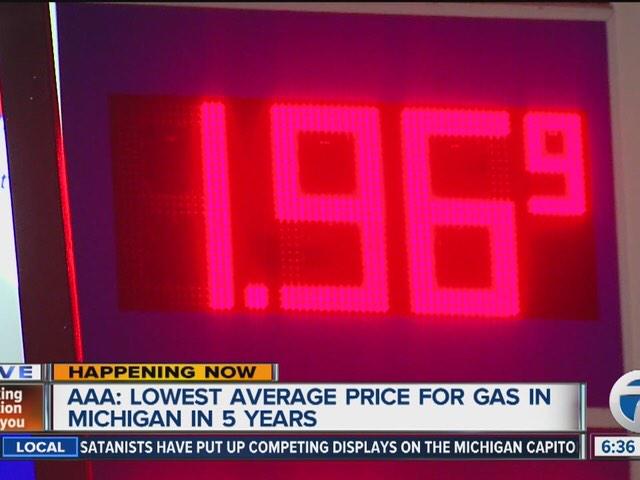 CrimeInTheD's tweet photo. Gas prices keep falling! Average falls to lowest price in 5 years http://t.co/dSTINx3fUI http://t.co/Q0uCs4kQfk