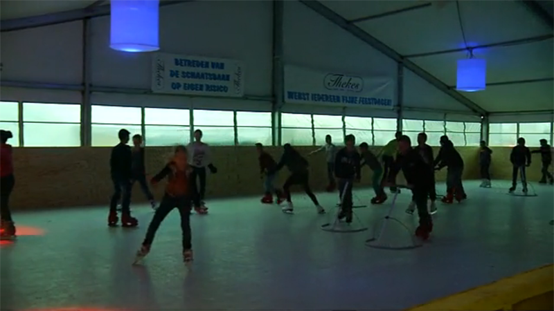 Cafe Thekes te Herpen m onze #schaatsbaan. Bekijk ook de film v <a href="/maaslandfm/">Maasland FM</a> via goo.gl/DwEGT5, <a href="/ThekesHerpen/">Thekes Herpen</a>