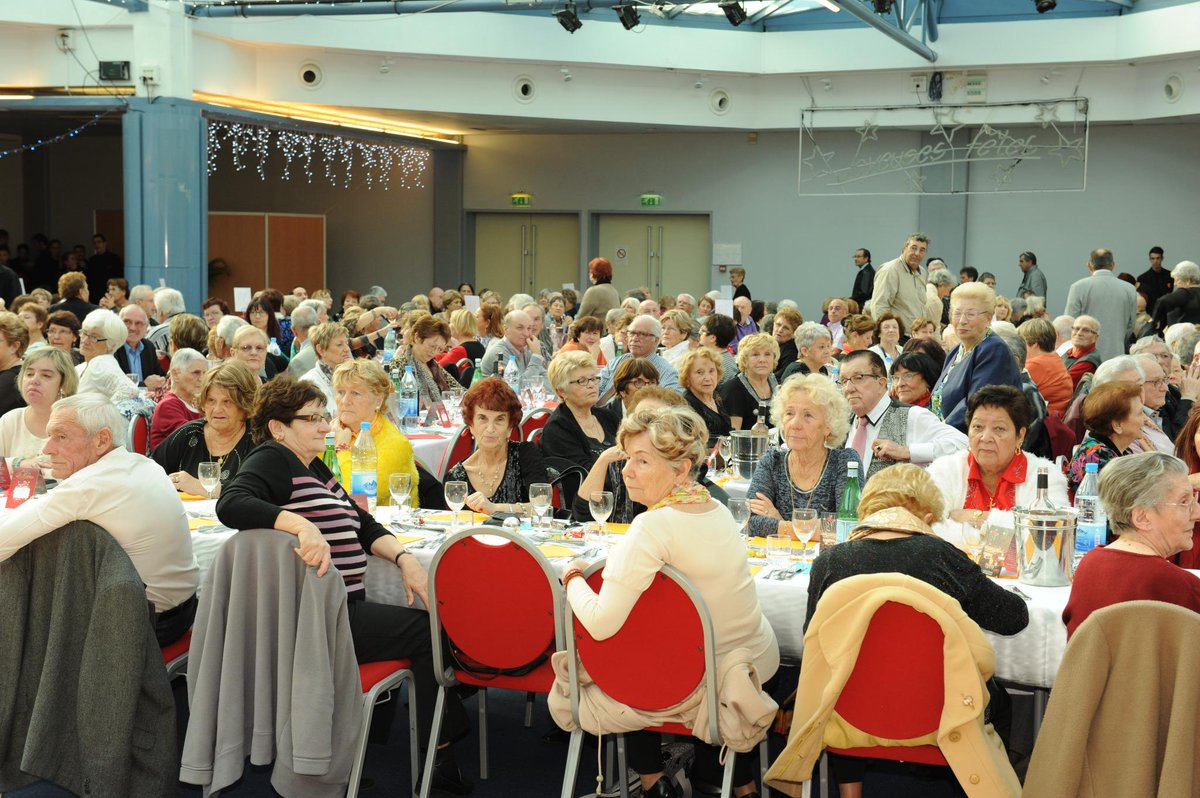 villedhyeres's tweet photo. Le traditionnel repas des 1000 couverts des retraités de la ville fut un grand succès! De très joyeuses fêtes à tous. http://t.co/39e5EezTE8