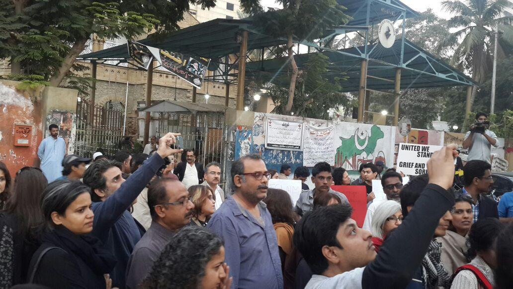 Duuna's tweet photo. “@MJibranNasir: #Karachi making us proud. :) #NoFear We will #NeverForget  #PeshawarAttack #BolUtho http://t.co/UrroBgHRRh”MayAllahProtectU