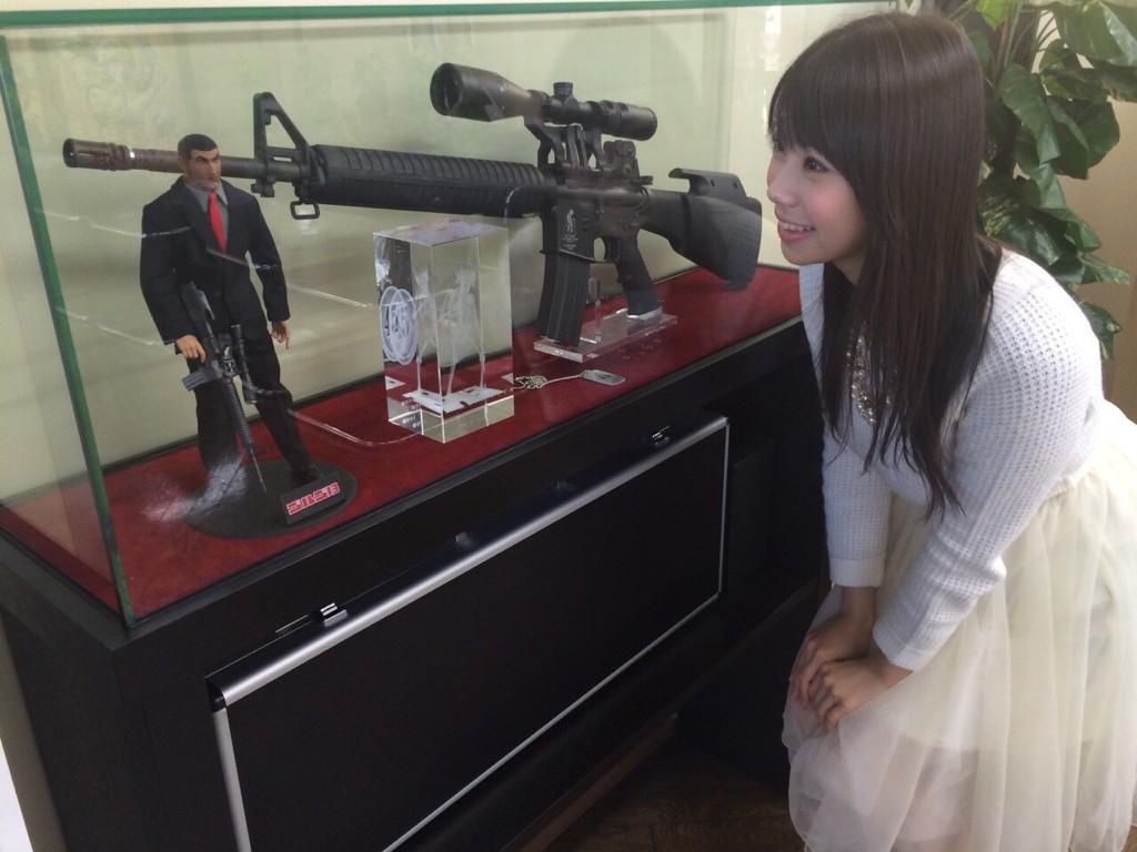 鈴木ふみ奈 リイド社さんにご挨拶に行ったよ ゴルゴ13のオリジナルエアガンかっこいい 手前のクリスタルは中の骸骨が立体に見えるの O ゴルゴ13 Http T Co 4rz7byvlz4 Twitter