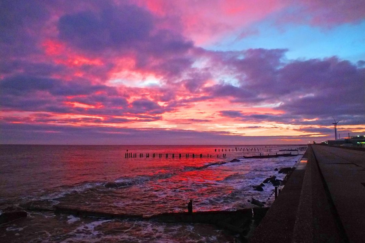 bbcweather's tweet image. So many stunning #bbcsunrise photos! This was taken by Ernie Taylor in Lowestoft. More pics: bbc.in/16J0QJj