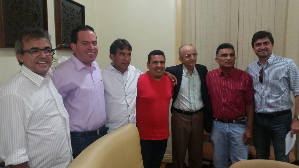 VingtunNeto's tweet photo. Reunião na prefeitura para discutir a municipalização do estádio Nogueirão, Quarta apreciaremos o projeto na Câmara. http://t.co/6eqKGblyPX