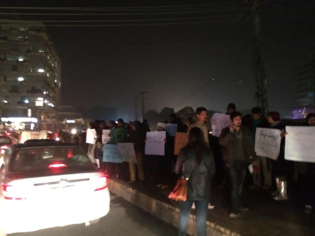 MJibranNasir's tweet photo. Thank you #Lahore for standing with us. #NoFear #NeverForget #PeshawarAttack #BolUtho http://t.co/RB7MN9h6lE