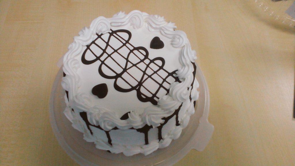 constrictoria's tweet photo. #onokad doฤe Milan iz #ZebraSweets, pa dobijem voljenu Esterhazi. Pa, #LJUBAV! ๐๐๐๐ http://t.co/iSe69jYpFx