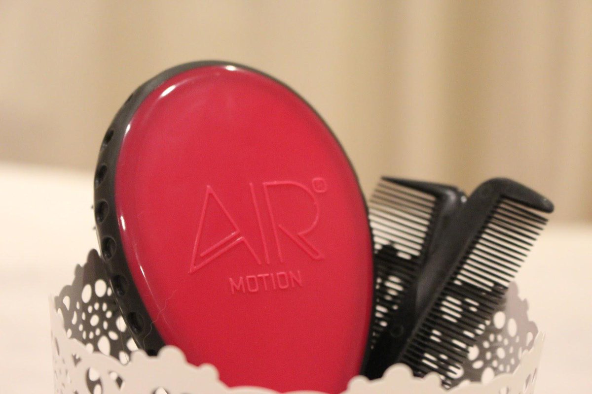 beautycrowd's tweet photo. Beauty blogger @Lottiepearce has confessed her love for @airmotion_pro! http://t.co/1Z3t9y18gT http://t.co/oO6IbUVL4a