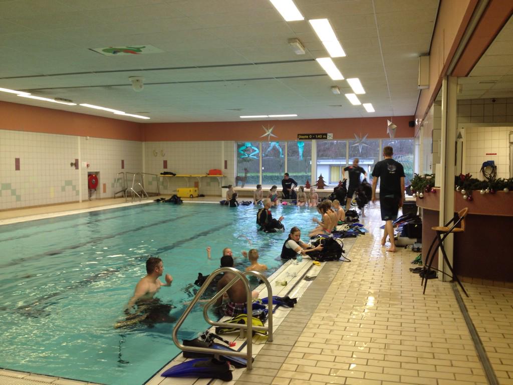 DeBonteWever's tweet photo. Kids leren duiken tijdens het zwemfestijn @TeamSport_Assen @DeBonteWever #karibudivers http://t.co/rd2gssK7fn