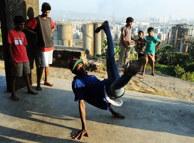 There's currently a #bboy-movement going on in the #slums of #Dharavi. stocktown.com/the-slumgods-o…