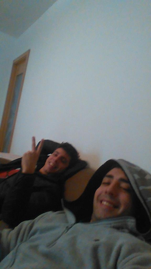 eduwaly's tweet photo. En el sofá con mi morrudo esperando a q @LoteriasCotorro  de el gordo!! #LoteriaRTVE http://t.co/oSBqkyJxZr