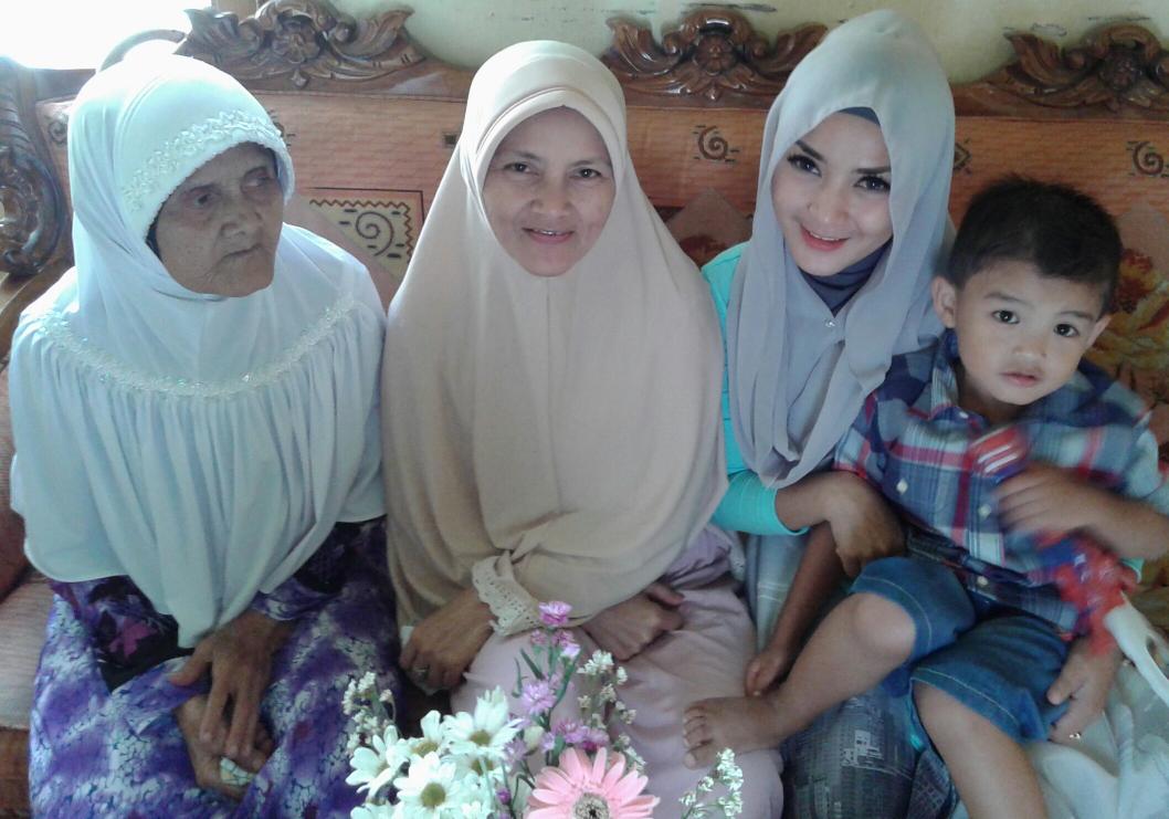 OchaOq's tweet photo. @BSWayang_NET Terimakasih untk kedua prmpuan yg STRUGLE
Yg sdh rela brjuang untk mmbesrkanku dengn CINTA #BWSNET_IBU http://t.co/C96O89jDFP