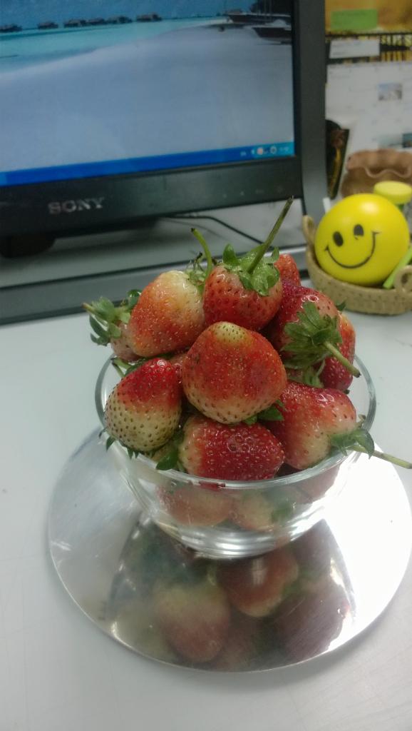 taxizz's tweet photo. สตอเบอรี่สดๆ หวานอร่อย ไม่บอกว่าชอบไหม ดูได้จากรอยยิ้มนะ 👧 http://t.co/PTG1pelwUI