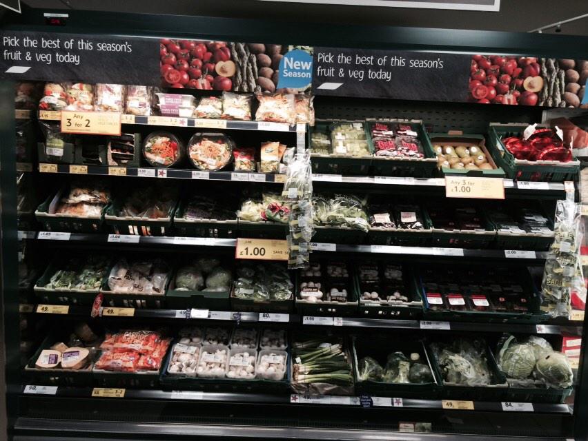 Longlands6536's tweet photo. Produce, festive 5 and flowers all looking full and ready to trade @LloydEdwards @andyneedy @JoeScoot http://t.co/yRcYtb0jj6