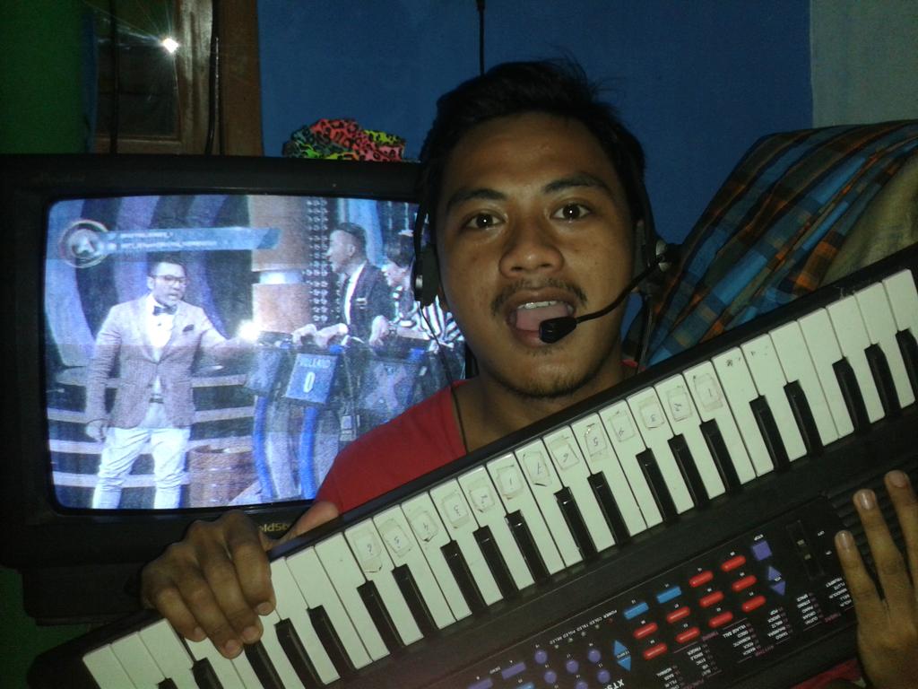 RamdanScumbagg's tweet photo. Latihan piano di temenin @BDMelodi_NET  piano udah lama semoga hp jadi baru @netmedia_info #NETMILIUNER_1 http://t.co/BEhrM5gIxE
