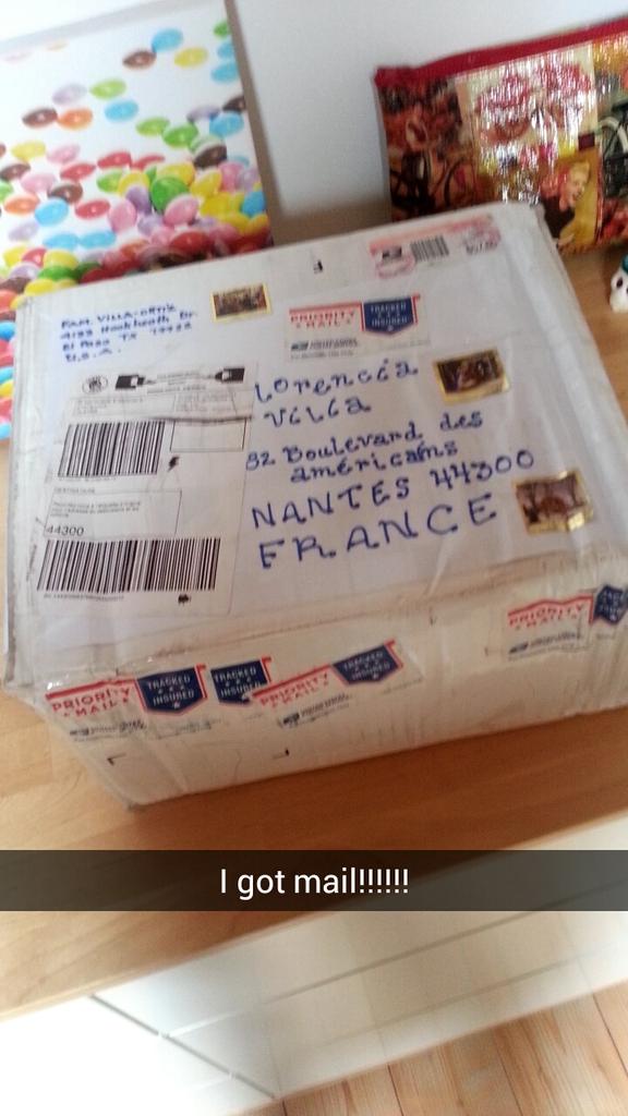 flor_voo's tweet photo. Santa delivered through the mail!! ♥ #packagefromhome http://t.co/4ib3J19jDD
