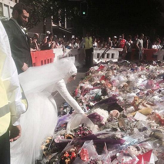 Moslimbruid legt trouwboeket neer voor slachtoffers van de gijzeling in Sydney. funx.nl/index.php/omg/…