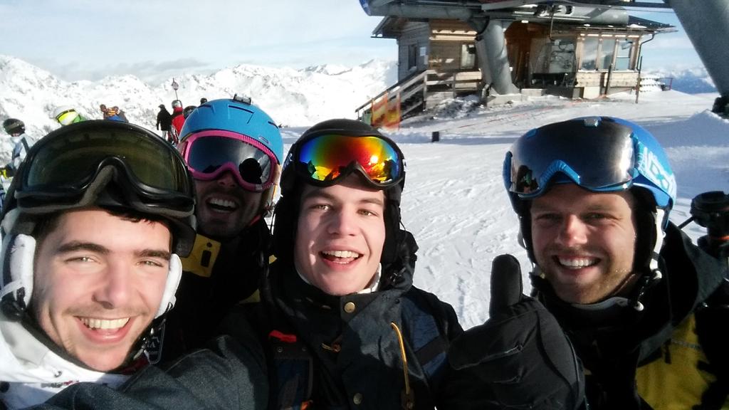 Mark9_27's tweet photo. Heerlijk glijden op verse sneeuw:) en natuurlijk n selfie met zillertalarena mannen die zorgen voor de mooie beelden! http://t.co/SPjPRzi4FD