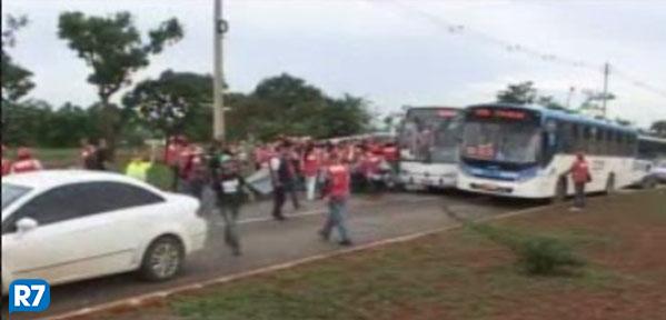 portalR7's tweet photo. 12 voos atrasam no Aeroporto de Brasília por causa de protesto  http://t.co/HrKMyZP4ub http://t.co/bjVzhiD8U8