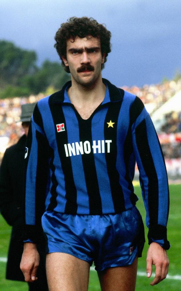 Happy 51st birthday to one of the finest eyebrow/hair combinations of all-time: Giuseppe Bergomi. 