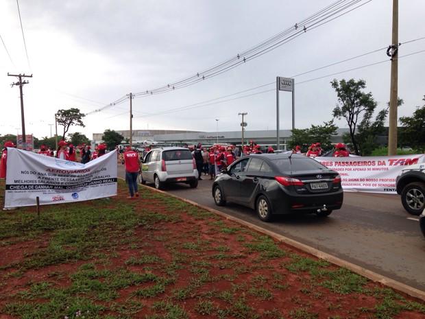g1's tweet photo. Justiça proíbe manifestações de funcionários de aeroportos em Brasília http://t.co/hnWbNX0W9V #G1 http://t.co/NI0N9fe6u7