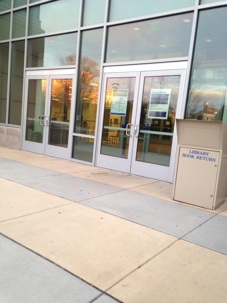 chrlttmpck's tweet photo. !!!!!! First one in line !!!!!! #dedicatedfan #library #doorsopensoon #thoughtitwas24hours http://t.co/4Hw3XFiimG