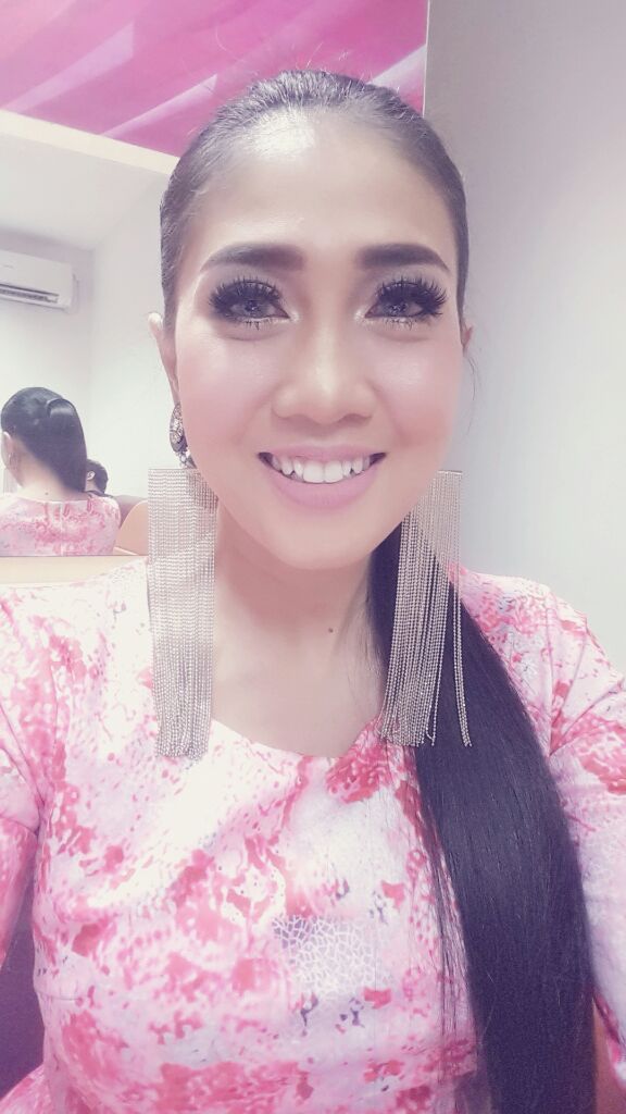 eriesuzan's tweet photo. On backstage waiting to perform😉 http://t.co/saWZnVcfWA