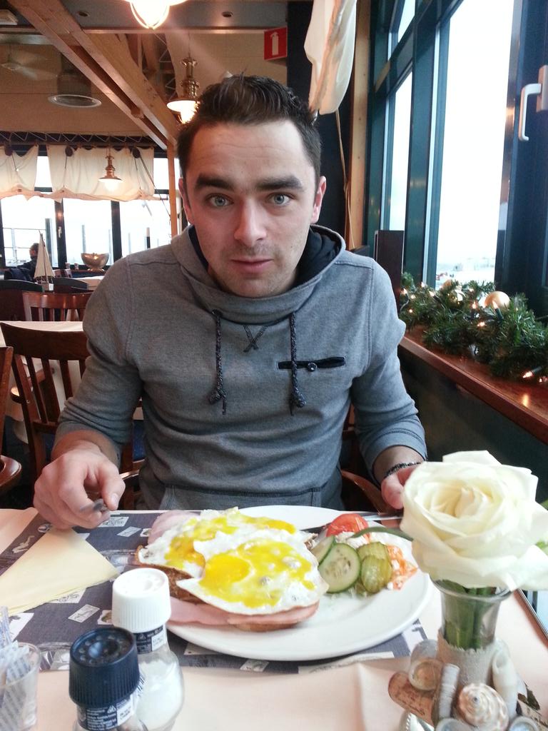 Kijk em zenuwachtig zijn:p #brunch #straksinondertrouw