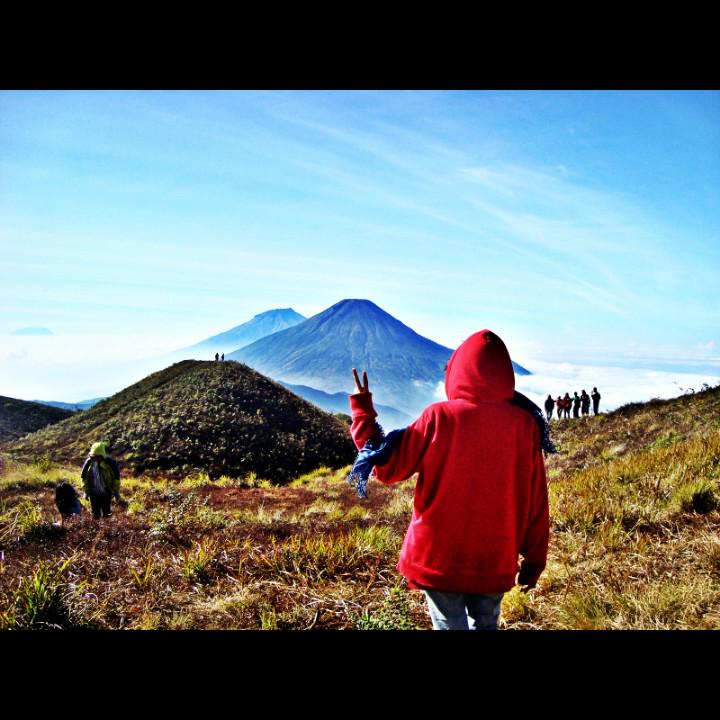 emoy_emoy's tweet photo. Pemandangan dari puncak gunung dieng, klo ga indah, ya indah banget... #IMS_Backpacker @netmediatama @IMS_NET http://t.co/REWvujprTP