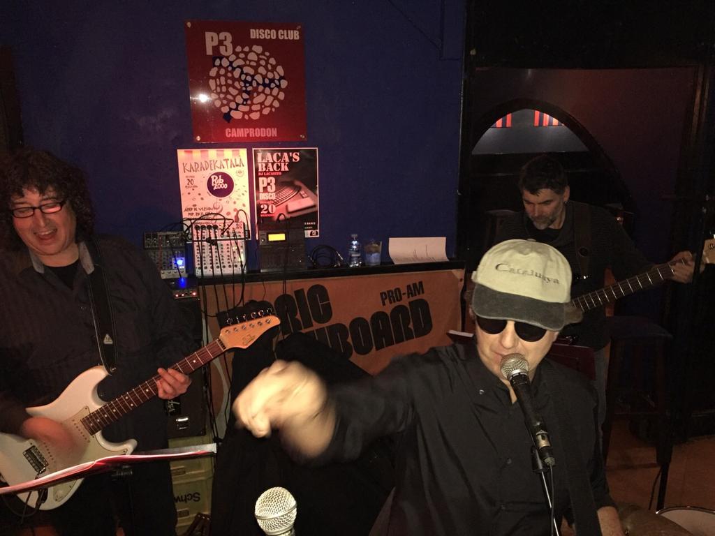 karadekatala's tweet photo. 20/12/14 camprodón pub 2000. Gràcies a tots cantar ballar i fer-la ben grossa. http://t.co/rbx0TYv2jd