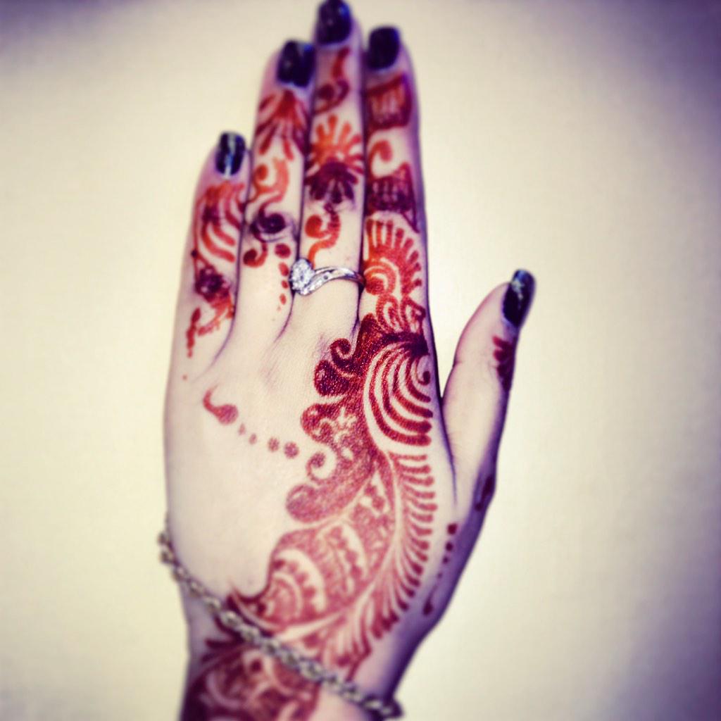 Indianwear's tweet photo. Henna with Dark nail paint http://t.co/errg4onslx
