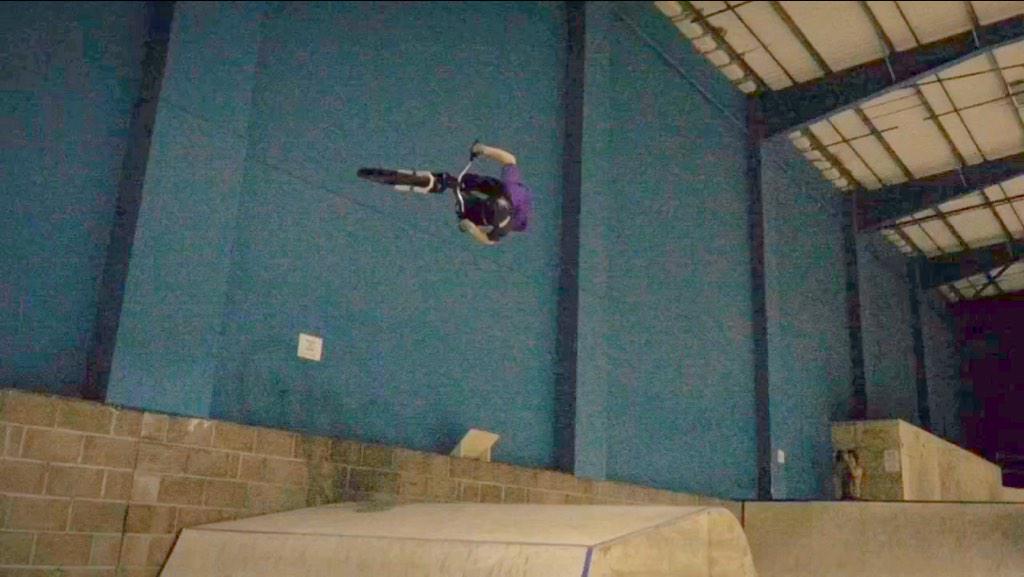 ElliottBassett's tweet photo. Winter skatepark sessions!! Flat spin FTB #nookiebikes #ezobrand #teamofb http://t.co/ktfPiodBqU
