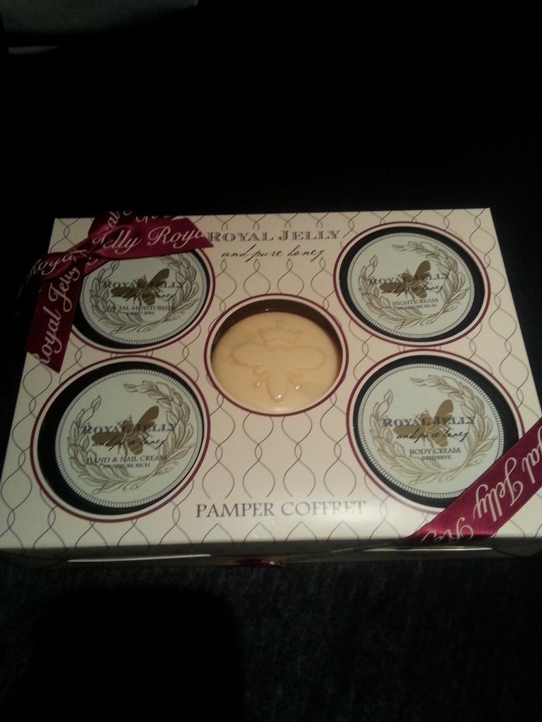 michellicaa's tweet photo. Amazing gift daddy brought from England ♥ http://t.co/7lQdB8hPOs