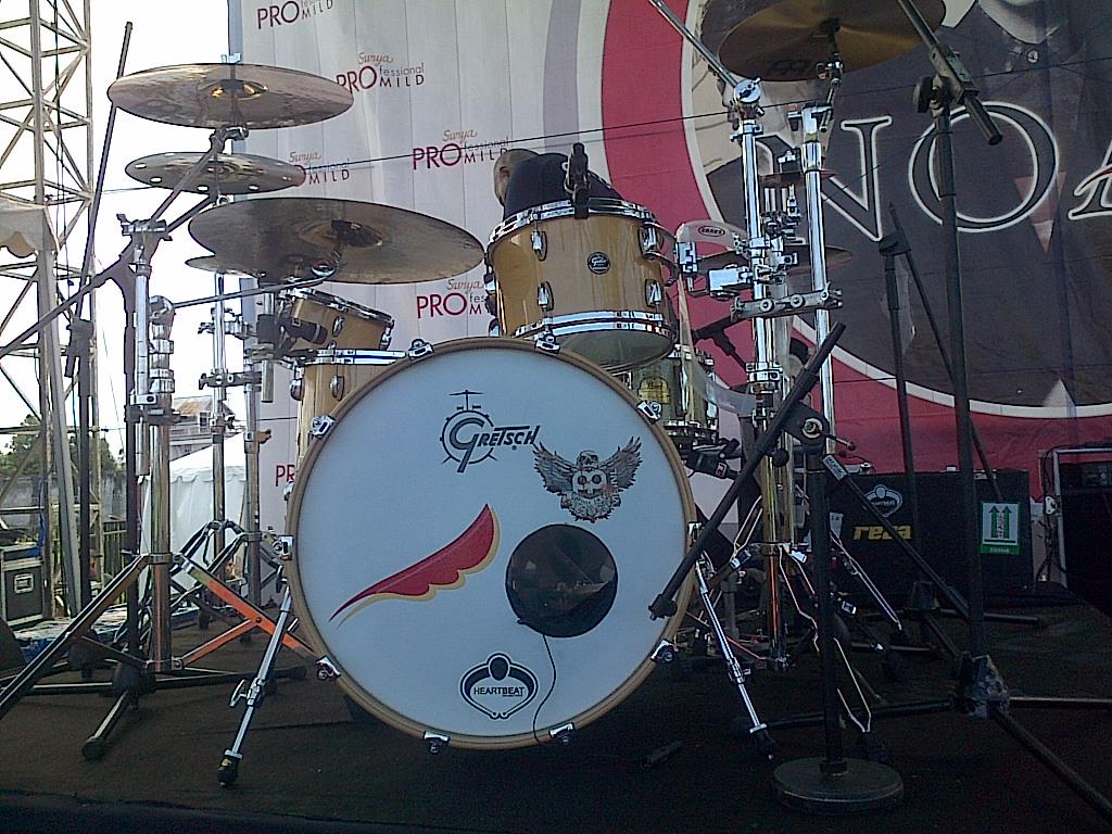 rzka_indra's tweet photo. drum set reza (19-08-2013) entah dikotaman ,lupa #ThankYouReza http://t.co/GPsMmukv5f