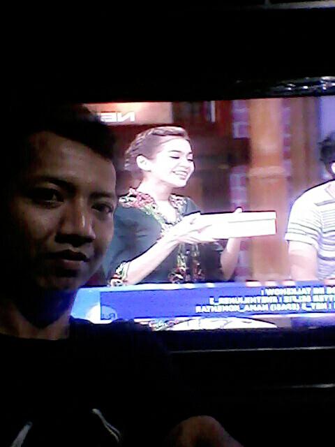 DBarker777's tweet photo. @Ini_Talkshow #IniTalkshowNETsukses sukses itu klo udah bisa liat tv trus liat sule nyanyi teh bohay http://t.co/tgAkmcQjPx