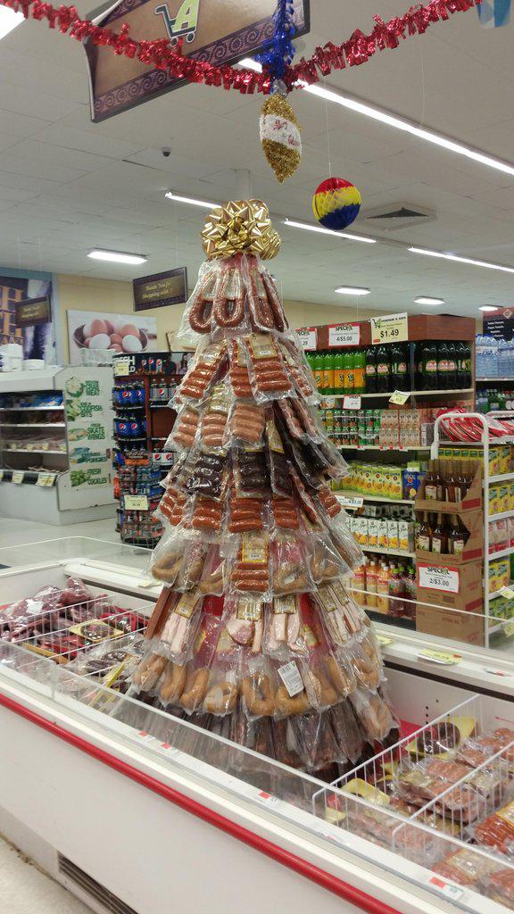 TerapiaHH's tweet photo. "@VistoEnTumblr: ¡Feliz obesidad a todos! http://t.co/qtzdPkRESO" el arbol de navidad del gobierno