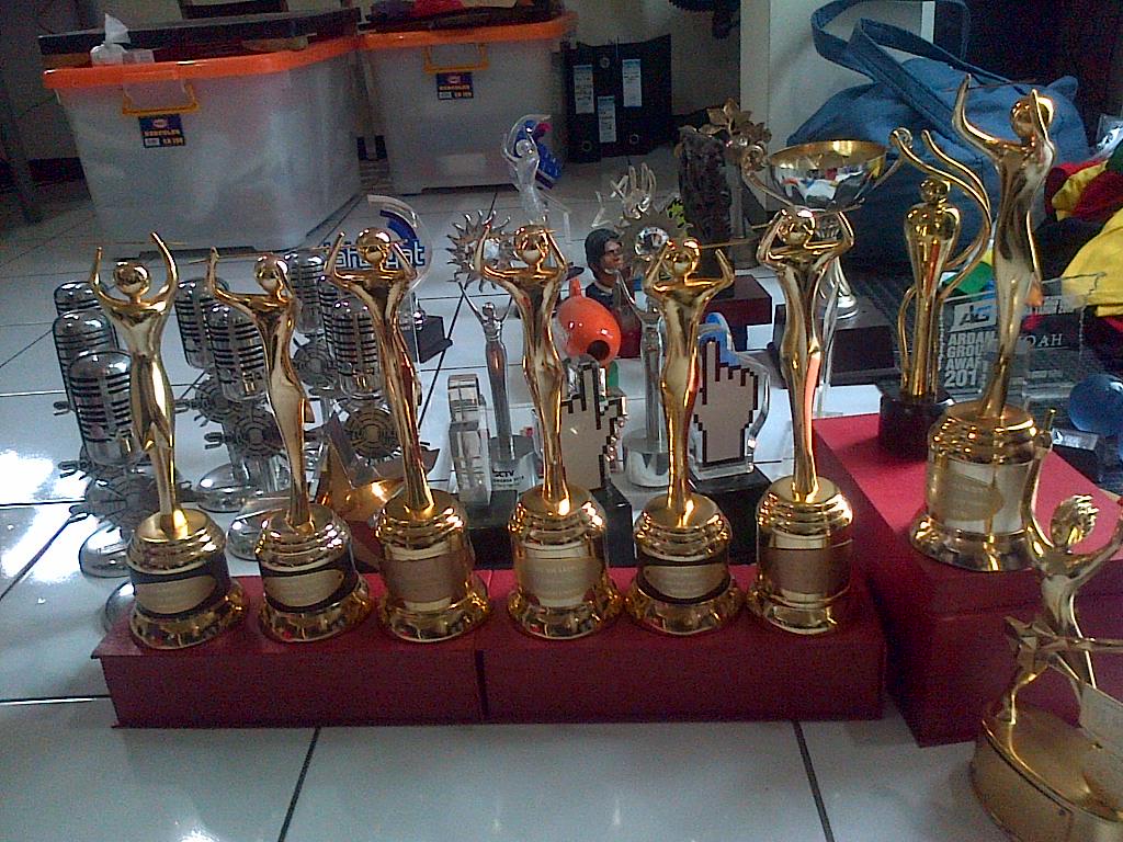 rzka_indra's tweet photo. sebagian dari awards peterpan #ThankYouReza http://t.co/b35CP44Kb3