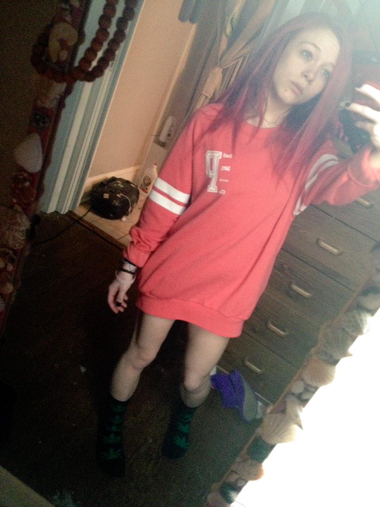 mushroomth0ts's tweet photo. sweatshirts = dresses #teamshortaf #kneesareweird http://t.co/VRwu3ur2t4